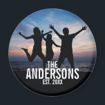 Aimant Photo de famille personnalisée avec nom de famille<br><div class="desc">Cadeau photo de famille personnalisé, décoré avec nom de famille et établi année en blanc moderne sans serif style police, parfait avec photo carré. Cool pour afficher la photo de famille. Parfait aussi comme cadeau de vacances, cadeau de ménage, cadeau de réunion de famille et cadeau pour toutes les occasions...</div>