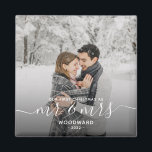 Aimant Photo de Noël Marié blanc Script<br><div class="desc">Commémorez le premier Noël de votre mariage avec cet aimant de conservation. Le texte blanc dit "Notre premier Noël en tant que Monsieur et Madame", avec les mots "Monsieur et Madame" dans un élégant script d'écriture avec des fioritures avant et après. Remplacez l'exemple d'image par votre photo préférée, et ajoutez...</div>
