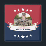 Aimant Photo du service militaire Rouge Blanc Bleu<br><div class="desc">Honorer votre militaire avec cet aimant carré patriotique rouge blanc et bleu 2" x 2" avec une photographie en cercle centré, une bannière étoiles et rayures avec une fausse bordure en feuille et des espaces réservés pour le nom et le rang de votre militaire spécial. De grands cadeaux pour les...</div>