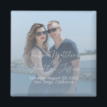 Aimant Photo personnalisée avec Mariage bleu Dusty<br><div class="desc">Cet aimant de conservation mariage ou fiançailles moderne comporte une photographie du couple de l'autre côté de l'arrière - plan que vous pouvez remplacer par votre propre photo personnalisée. Un dégradé bleu poussiéreux s'étend de la partie inférieure.</div>