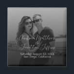Aimant Photo personnalisée Mariage noir et blanc<br><div class="desc">Cet aimant de conservation mariage ou fiançailles moderne comporte une photo en noir et blanc du couple de l'autre côté de l'arrière - plan que vous pouvez remplacer par votre propre photo personnalisée. Un dégradé noir s'étend de la partie inférieure.</div>