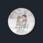 Aimant Photo personnalisée Premier Noël Engagé Gris Scrip<br><div class="desc">Commémorez votre fiançailles avec cet aimant de conservation moderne. Le texte gris dit "Notre premier Noël engagé", avec le mot "engagé" dans un script d'écriture manuscrite fantaisiste avec des fleuris avant et après. Remplacez l'exemple d'image par votre photo préférée, et ajoutez vos noms et l'année. Un filtre dégradé blanc permet...</div>