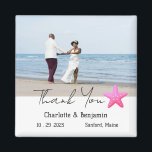 Aimant Photo personnalisée Starfish Beach Mariage Faveur<br><div class="desc">Photo personnalisée Starfish Beach Wedding L'aimant Favor dispose d'étoiles de mer, texte & modèle photo de couple mariage. Un cadeau de mariage parfait pour vos invités. Il sera adapté au thème mariage comme plage, tropical, côtier, Hawaii ou destinations mariage. Veuillez cliquer sur le bouton Personnaliser pour le customiser avec votre...</div>