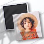 Aimant Photo simple moderne Accueil d'anniversaire<br><div class="desc">Le design est moderne et simple. Ajoutez une photo personnalisée du célébrant d'anniversaire et ajoutez son nom,  ajoutez un message personnalisé. La couleur de la typographie fonctionne le mieux sur une photo qui a de la couleur à la partie typographique pour qu'elle apparaisse.</div>