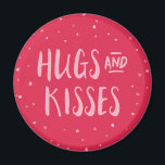 Aimant Pink Hubs et Kisses | Coeurs | Saint Valentin<br><div class="desc">Magnets roses avec des coeurs épars avec les mots "Hugs and Kisses". Ce bel aimant fait de jolies décorations.</div>