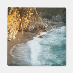 Aimant Pittoresque McWay Falls tombent sur la plage.
