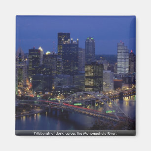 Aimant Pittsburgh au crépuscule, à travers la rivière 