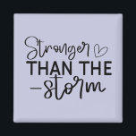 Aimant "Plus fort que la tempête" Inspirationnel Boho<br><div class="desc">Restez au sol et inspirez-vous de cet aimant minimaliste de style boho "Stronger Than the Storm". Doté d'une élégante typographie manuscrite en noir et blanc, ce design est un rappel quotidien de la force intérieure et de la résilience. Que vous le placiez sur votre réfrigérateur, votre casier ou votre espace...</div>