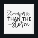 Aimant "Plus fort que la tempête" Inspirationnel Boho<br><div class="desc">Restez au sol et inspirez-vous de cet aimant minimaliste de style boho "Stronger Than the Storm". Doté d'une élégante typographie manuscrite en noir et blanc, ce design est un rappel quotidien de la force intérieure et de la résilience. Que vous le placiez sur votre réfrigérateur, votre casier ou votre espace...</div>