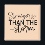 Aimant "Plus fort que la tempête" Inspirationnel Boho<br><div class="desc">Restez au sol et inspirez-vous de cet aimant minimaliste de style boho "Stronger Than the Storm". Doté d'une élégante typographie manuscrite en noir et blanc, ce design est un rappel quotidien de la force intérieure et de la résilience. Que vous le placiez sur votre réfrigérateur, votre casier ou votre espace...</div>