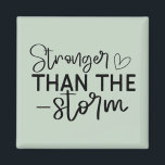 Aimant "Plus fort que la tempête" Inspirationnel Boho<br><div class="desc">Restez au sol et inspirez-vous de cet aimant minimaliste de style boho "Stronger Than the Storm". Doté d'une élégante typographie manuscrite en noir et blanc, ce design est un rappel quotidien de la force intérieure et de la résilience. Que vous le placiez sur votre réfrigérateur, votre casier ou votre espace...</div>