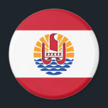 Aimant polynésie française<br><div class="desc">Drapeau de la Polynésie française. Le drapeau de la Polynésie française a été adopté en 1984. Deux bandes horizontales rouges encadrent une large bande blanche; centrée sur la bande blanche est un disque avec un motif à vague bleu et blanc représentant la mer sur la moitié inférieure et un motif...</div>
