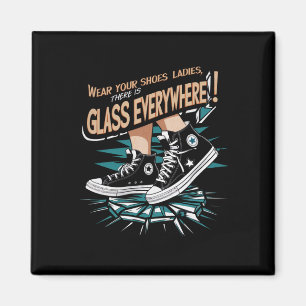 Aimant Portez vos chaussures Mesdames il y a du verre par