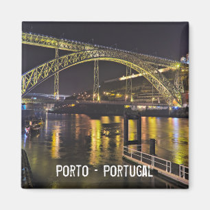 Aimant Porto - Portugal. Scène De Nuit Près De La Rivi