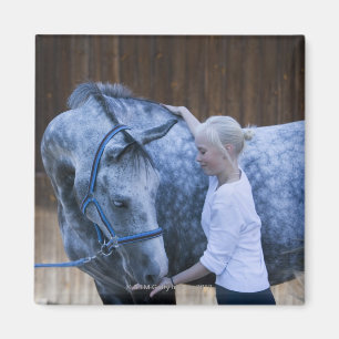 Aimant portrait de jeune fille tenant le cheval blanc