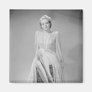 Aimant Portrait de studio de jeune femme dans la chemise