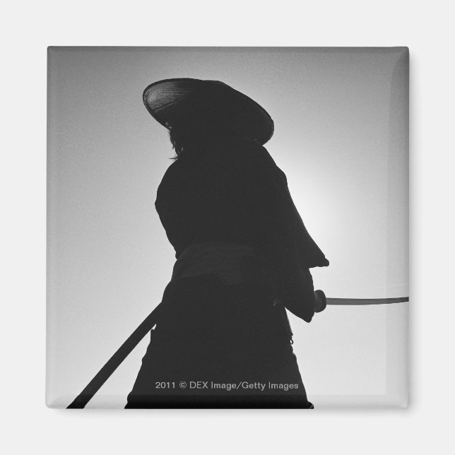 Aimant Portrait d'un guerrier samouraï tenant une épée (Devant)