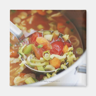 Aimant Potage aux légumes dans la casserole