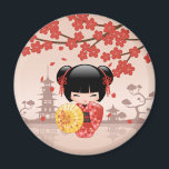 Aimant Poupée rouge Sakura Kokeshi - Geisha japonais<br><div class="desc">Illustration vectorielle d'une mignonne fille orientale en robe kimono rouge avec une large ceinture obi noire tenant un parapluie de bambou jaune. Les cheveux noirs de la fille sont décorés de fleurs et de épingles à cheveux de style geisha rouge. Cette oeuvre a été inspirée par les poupées kokeshi traditionnelles...</div>