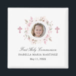 Aimant Première communion Photo Croix rose Fleur Favorise<br><div class="desc">Les magnets personnalisés font de grands faveurs de la Première Communion. Une jolie couronne rose florale avec une croix rose au centre crée un design féminin et religieux. Parfait pour une cérémonie chrétienne ou catholique. Trois lignes de texte sous la couronne vous permettent d'ajouter votre message personnalisé. J'ai choisi la...</div>