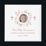 Aimant Première communion Photo Croix rose Fleur Favorise<br><div class="desc">Les magnets personnalisés font de grands faveurs de la Première Communion. Une jolie couronne rose florale avec une croix rose au centre crée un design féminin et religieux. Parfait pour une cérémonie chrétienne ou catholique. Trois lignes de texte sous la couronne vous permettent d'ajouter votre message personnalisé. J'ai choisi la...</div>