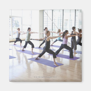 Aimant Professeur de Yoga enseignant une classe de femmes