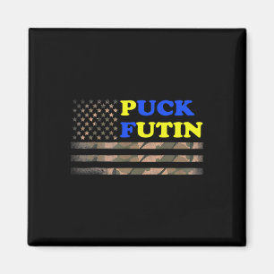 Aimant Puck Futin debout avec le drapeau de l'Ukraine et