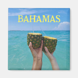 Aimant punch au rhum d'ananas sur la plage, Bahamas