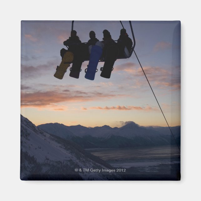 Aimant Quatre snowboarders sont en silhouette sur un remo (Devant)