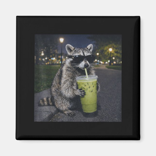 Aimant Raccoon drinking iced matcha latte funny animal (Devant)