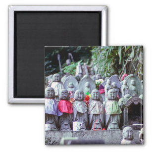 Aimant Rangées de petites statues de moines Jizo avec des