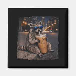 Aimant Raton laveur buvant du café glacé mème animal drôl