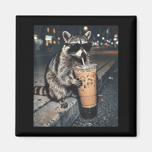 Aimant Raton laveur buvant un café glacé mème animal drôl