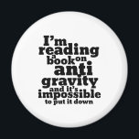 Aimant Réserver sur Anti Gravity Funky Science Geek Puns<br><div class="desc">Je suis en train de lire un livre sur l'anti-gravité et il est impossible de le poser. Un jeu de mots de science amusant pour ceux qui aiment étudier la science. Cool et humoristique citent des articles pour les étudiants du collège qui se spécialisent en physique. Parfait pour les scientifiques...</div>