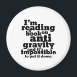 Aimant Réserver sur Anti Gravity Funky Science Geek Puns<br><div class="desc">Je suis en train de lire un livre sur l'anti-gravité et il est impossible de le poser. Un jeu de mots de science amusant pour ceux qui aiment étudier la science. Cool et humoristique citent des articles pour les étudiants du collège qui se spécialisent en physique. Parfait pour les scientifiques...</div>