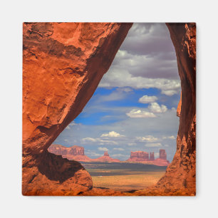 Aimant Rock window to Monument Valley
