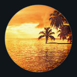 Aimant rond horizontal couchant de palmier<br><div class="desc">Aimant photo rond avec un palmier horizontal suspendu au-dessus de l'eau de l'océan pacifique au coucher du soleil sur une île tropicale.</div>