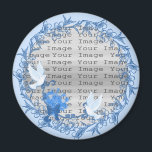 Aimant rond personnalisé de colombe<br><div class="desc">Votre événement aura la finition photo parfaite lorsque vos invités ramèneront ces magnets de photos comme leurs faveurs. Ces magnets de photo branchés offrent un moyen unique et fonctionnel d'afficher des photos. Idéal pour des photos de votre événement à donner à chacun de vos invités en souvenir de votre journée...</div>