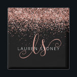 Aimant Rose Gold Blush Pink Parties scintillant Glam Nom<br><div class="desc">Glam Rose Gold Parties scintillant Élégant Aimant Monogram. Personnalisez facilement ce design d'aimant chic et branché avec une élégante parties scintillant brillante d'or rose sur un arrière - plan noir. Le design comprend votre monogramme manuscrit avec de jolis tourbillons et votre nom.</div>