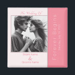 Aimant Rose rose pour toujours commence Mariage photo mod<br><div class="desc">Le design est élégant et minimaliste, avec pour thème "Forever Begins" en rose rose. L'aimant du mariage modèle comprend des champs de typographie personnalisables pour le thème du mariage, l'introduction, les noms de la mariée et du marié, le symbole "Ensemble" et la date du mariage. Il s'agit d'un ajout tout...</div>