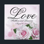 Aimant Roses romantiques roses personnalisées Mariage de<br><div class="desc">De belles roses roses roses et arrière - plans créent un élégant aimant à souvenirs floraux rose. Le mot Love est écrit en haut dans une police de caractères de script large et formelle. Votre nom et votre date de mariage sont ci-dessous. Belle faveur de mariage.</div>