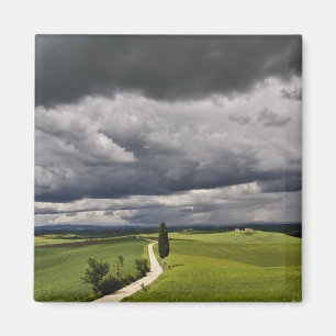 Aimant Route et nuages d'orage, région rurale de Toscane,