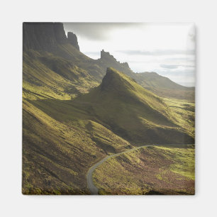 Aimant Route montant vers The Quiraing, île de Skye,