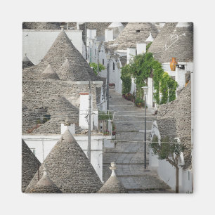 Aimant Rue avec des maisons de trulli dans Alberobello,