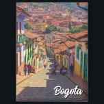 Aimant Rue de Bogota Colombie La Candelaria Bogotá<br><div class="desc">La Candelaria est le coeur historique de Bogotá, en Colombie, connu pour son architecture de l'époque coloniale, ses rues pavées et sa scène culturelle animée. Situé dans le centre-ville, ce quartier allie charme d'antan et énergie moderne. La région abrite quelques-uns des sites culturels les plus importants de Bogotá, dont la...</div>