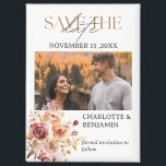 Aimant Rustic Fall Sauvegarder Le Mariage Date<br><div class="desc">The Rustic Fall Save the Date Mariage Magnet est un choix charmant et sophistiqué pour annoncer votre mariage dans un style d'automne authentique. Doté d'un modèle photo fiançailles qui vous permet de partager une photo personnelle mémorable, cet aimant combine une typographie élégante à un bel arrangement floral aquarelle dans des...</div>