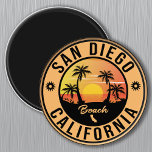 Aimant San Diego California Vacances Souvenirs<br><div class="desc">San Diego,  Californie. Ce design rétro fait un grand cadeau de Noël ou d'anniversaire pour les fans de San Diego Beach. Le design rétro des vibes d'été est un cadeau parfait pour les amateurs de voyage et de destinations tropicales.</div>