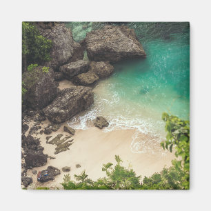 Aimant Sandy Beach Cove avec Green Trees, Rocks & Ocean