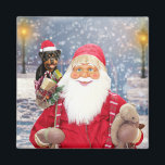 Aimant Santa Claus w Christmas Gifts Rottweiler Chien<br><div class="desc">Un Père Noël tenant un joli rottweiler et des cadeaux de Noël. Un cadeau de Noël parfait pour quelqu'un qui aime ou possède une chaudière.</div>