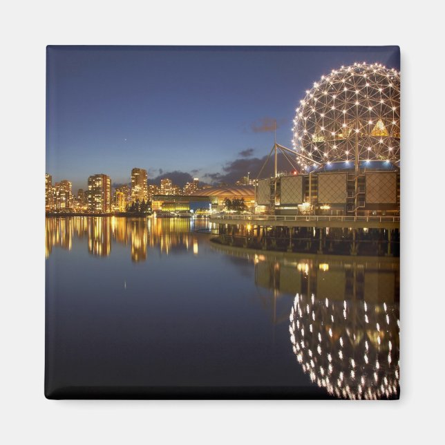 Aimant Science World et le CBD reflétés dans False Creek, (Devant)